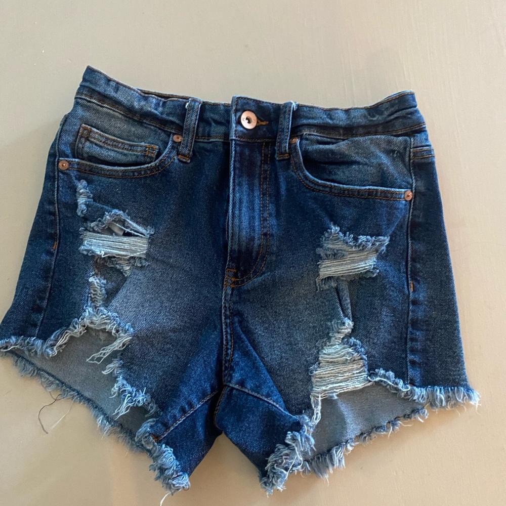 Kendall and Kylie short shorts distressed size 3